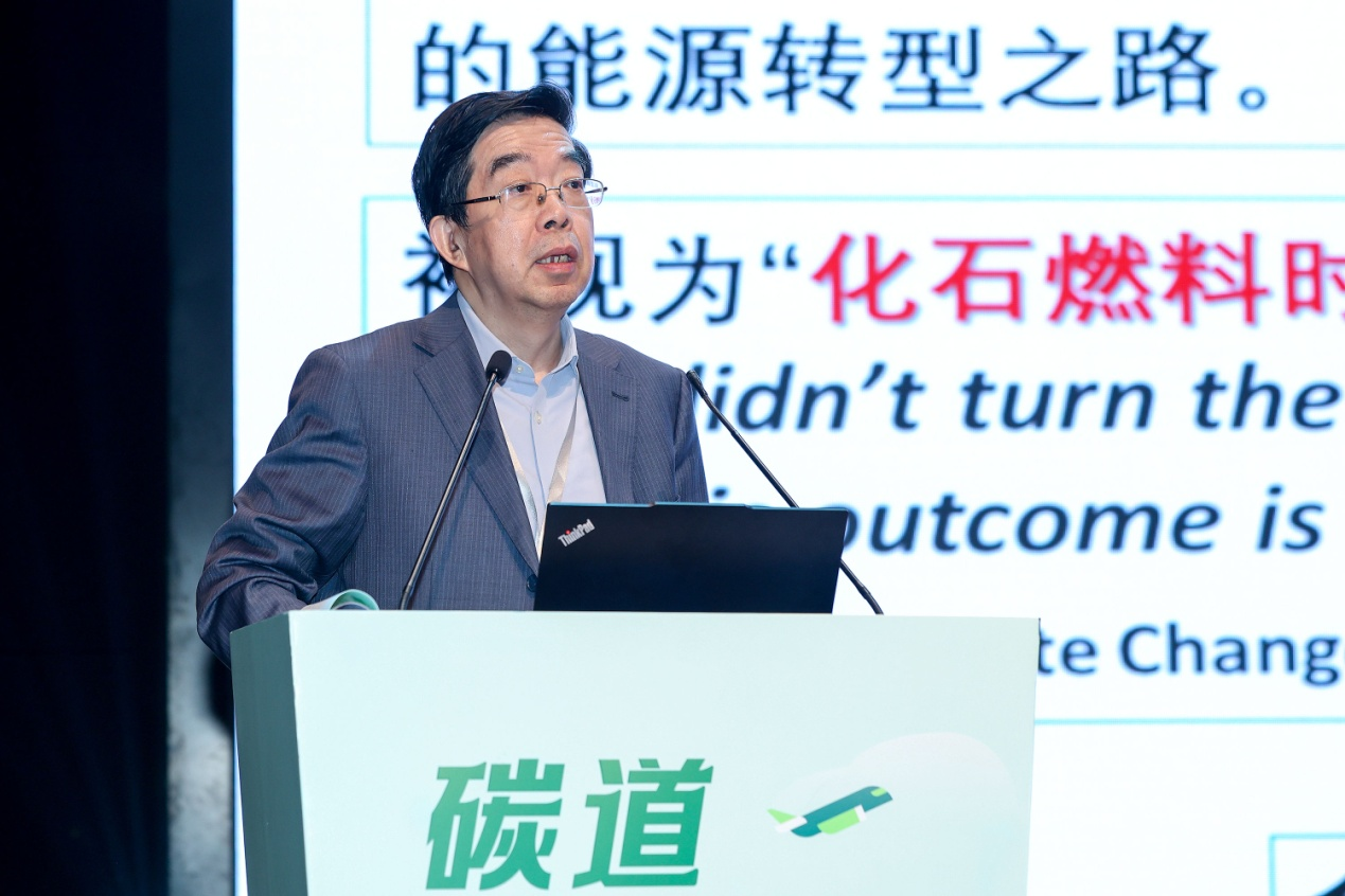 中国工程院院士、上海交通大学碳中和发展研究院创始院长黄震作为论坛主持人，同时也进行了主题为《碳中和目标下的再电气化—概念、内涵与展望》的演讲